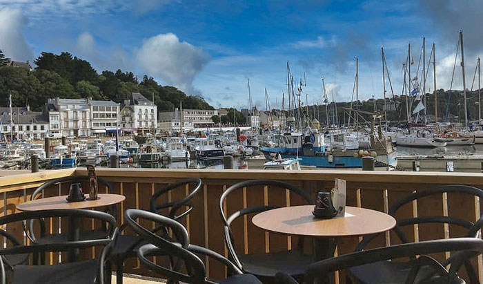 La Bar de la Mer in Audierne, Cap Sizun, direkt an den Quais, Terrasse