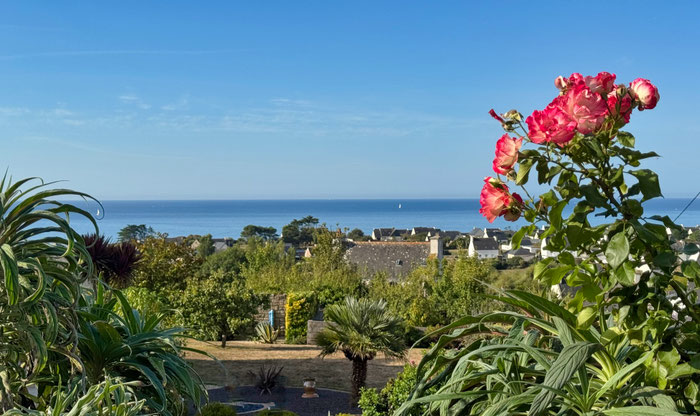 Blick auf den Atlantik über blühende Rosen im Garten von Ferienhaus Tal Ar Mor, Plouhinec bei Audierne