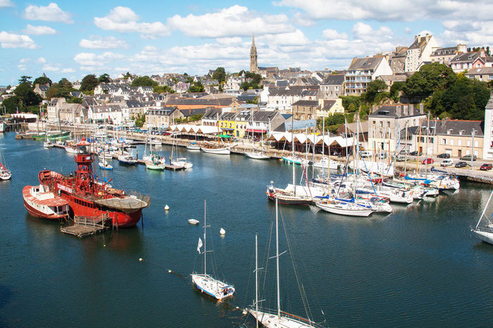 Douarnenez, Blick von der Brücke auf den Museumshafen, Feuerschiff Scarweathher