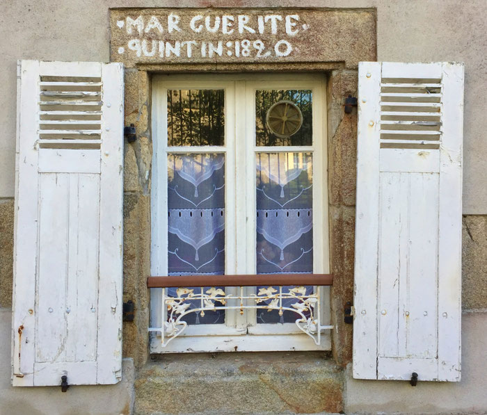 Altes Fenster in Pont-Croix, Cap Sizun, Bretagne