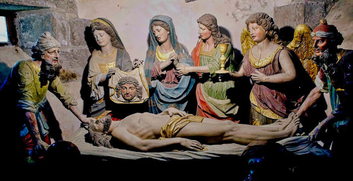 Saint-Thégonnec, lebensgroße Figurengruppe der Grablegung Christi aus polychromem Holz (1702).