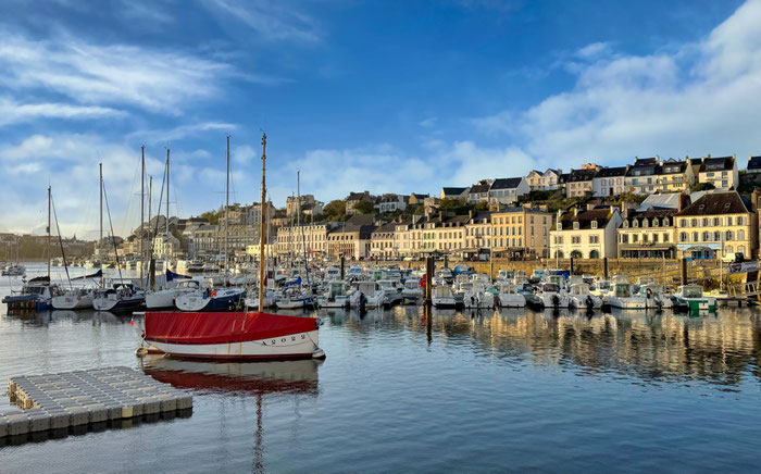 Audierne, Cap Sizun, Bucht von Audierne, Finistère, Bretagne, Panorama von Stadt und Hafen