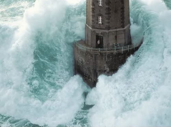 Jean Guichard, Leuchtturm La Jument im Sturm, berühmtes Foto