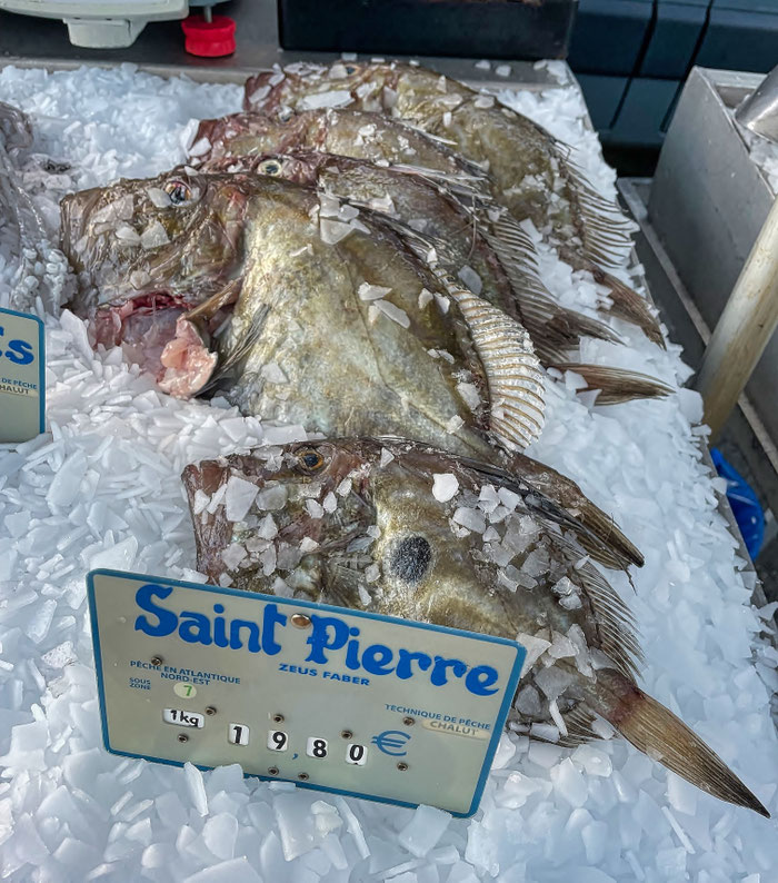Fischstand auf dem Markt in Audierne, Cap Sizun, Finistère, Bretagne, Saint Pierre, Petersfisch
