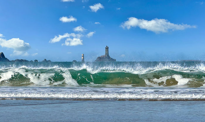 Wellen in der Baie des Trépassés, im Hintergrund der Phare de la Vieille