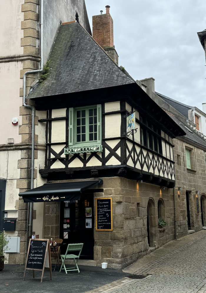 Das Café du Marché in Audierne, Cap Sizun, Finistère, Bretagne
