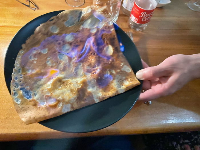 Crêpe flambée, Crêperien am Cap Sizun, Bretagne