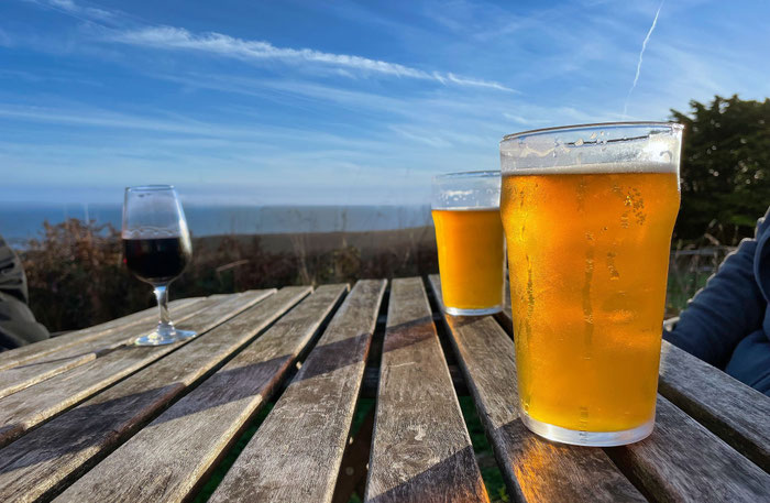 Ein kaltes Bier im Garten von Monsieur Papier, Plogoff, Pointe du Raz, Cap Sizun