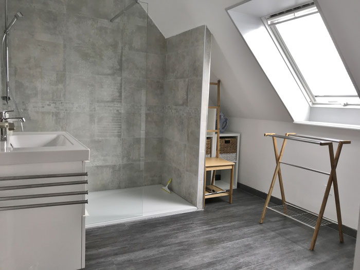 Die Italienische XXL Dusche im Wohlühlbadezimmer von Ferienhaus Ker Armor in Plouhinec
