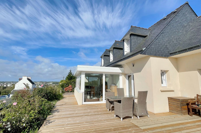Ein fast 90 m2 großes Holzdeck lädt dazu ein, draussen zu essen. Ferienhaus Tal Ar Mor in der Bucht von Audierne.
