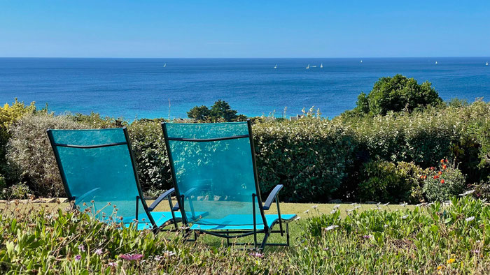 Im Liegestuhl entspannen und auf die Bucht von Audierne blicken, Ferienhaus in Plouhinec mit eingezäuntem Garten in ruhiger Aussichtslage
