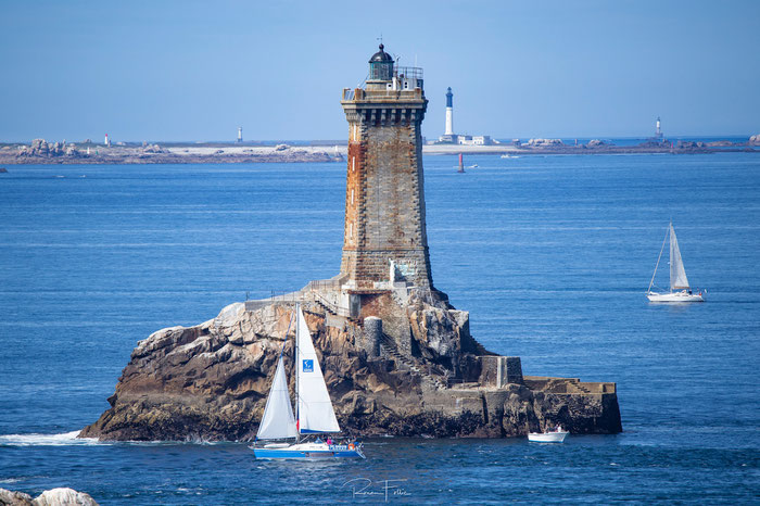 Die Atlantis von Audierne Yachting vor dem Phare de la Vieille, Photo: Ronan Follic