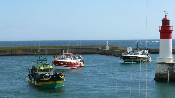 Le Guilvinec, Finistère Süd, Hafen und Leuchtturm, Einlaufen der Fischerboote