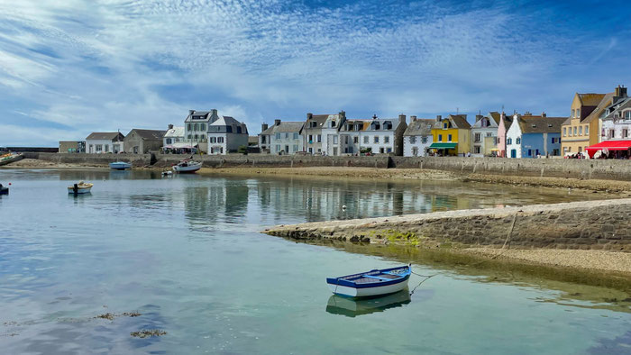 Die Île de Sein im Atlantik vor der Küste des Cap Sizun, Finistère, Bretagne, Bootsausflug