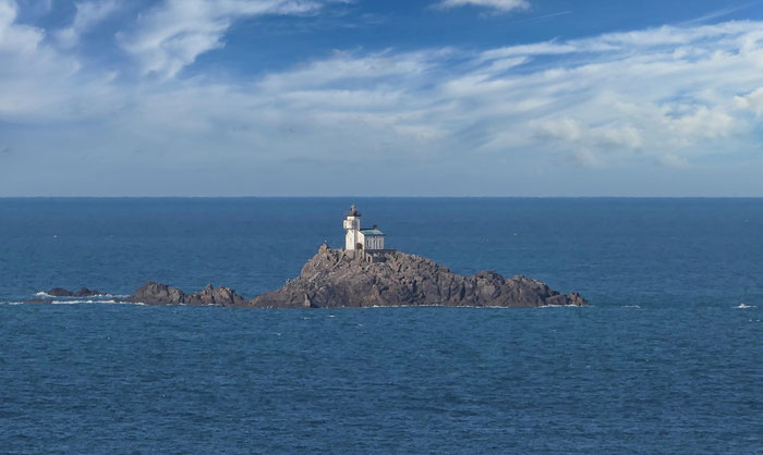 Bucht von Audierne, Cap Sizun, Plogoff, Pointe du Raz. Leuchtturm von Tévennec