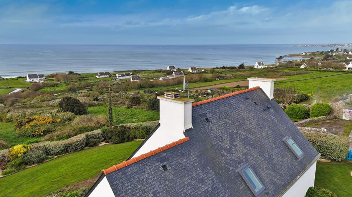 Blick über das Dach von Ker Armor hinaus auf den Atlantik, weite Landschaft, endloses Meer, die Bucht von Audierne