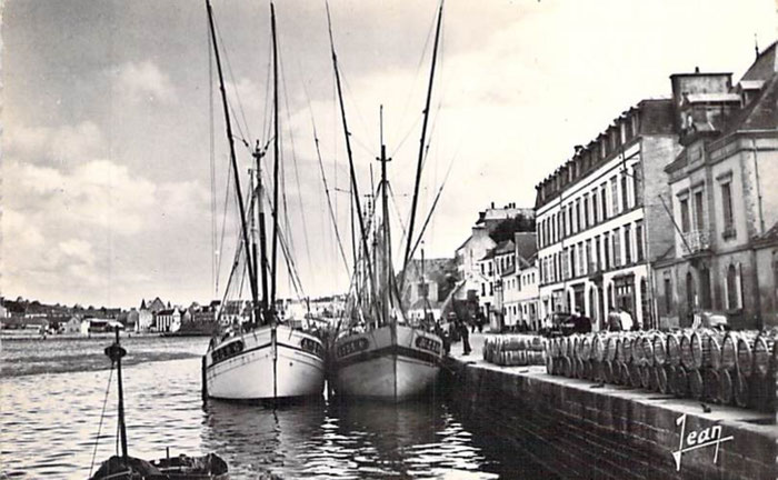 Alte Postkarte, Hafen von Audierne mit den Kais