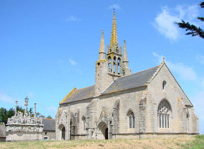 Die Kirche Notre Dame de Tronoën und der Calvaire, Pays Bigouden, Finistère, Bretagne