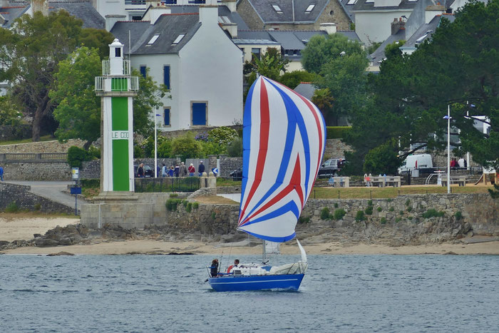 Blick auf Bénodet mit dem Leuchtturm Le Coq, auslaufender Segler