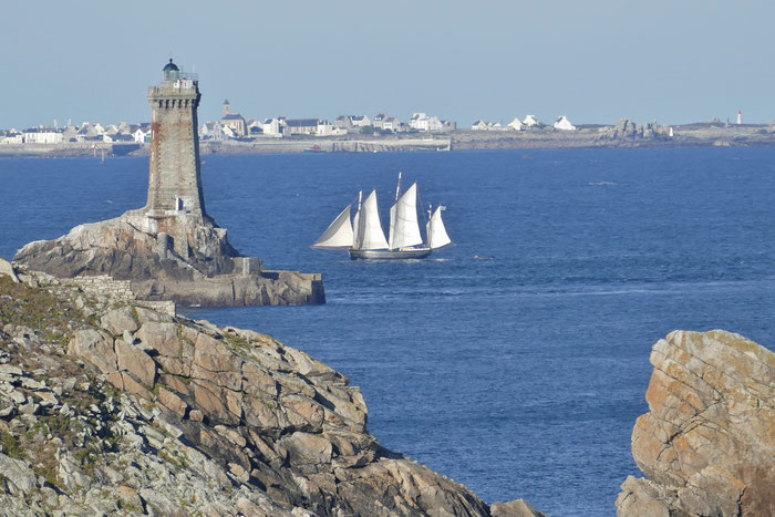 Blick auf La Vieille, die Île de Sein und ein Segelschiff, Pointe du Raz, Plogoff, Cap Sizun