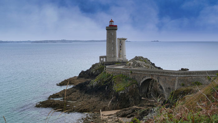 Der Phare du Petit Minou mit der geschwungenen Steinbrücke vor der Hafeneinfahrt von Brest.