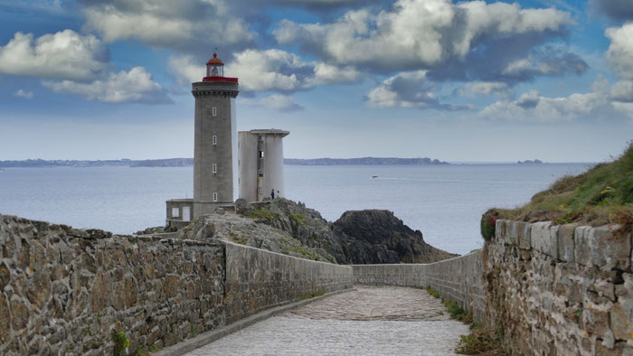 Der Phare du Petit Minou mit der geschwungenen Steinbrücke vor der Hafeneinfahrt von Brest.