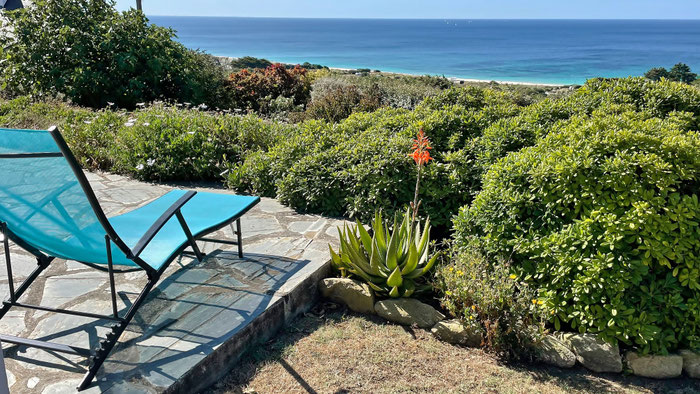 Erholen Sie sich im Liegestuhl auf der Terrasse von Ker Armor und schauen Sie hinaus auf die endlose Weite des Atlantiks bei Audierne
