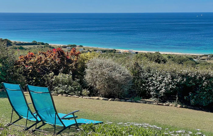 Ferienhaus Ker Armor, ankommen, im Liegestuhl platznehmen und den Atlantik bewundern. So geht Urlaub auf Bretonisch!