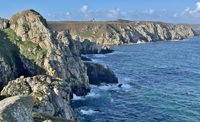 Die Steilküste in der Réserve du Cap Sizun in Goulien, Wandern, Cap Sizun, mit Hund