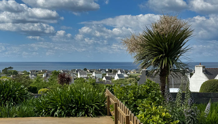 Sonnige Terrasse am Ferienhaus Tal Ar Mor – perfekt für ein Frühstück im Freien in der Bretagne.