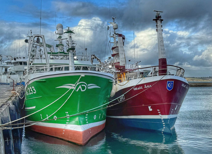 Douarnenez, Fischereihafen, große Trawler, frischer Fisch