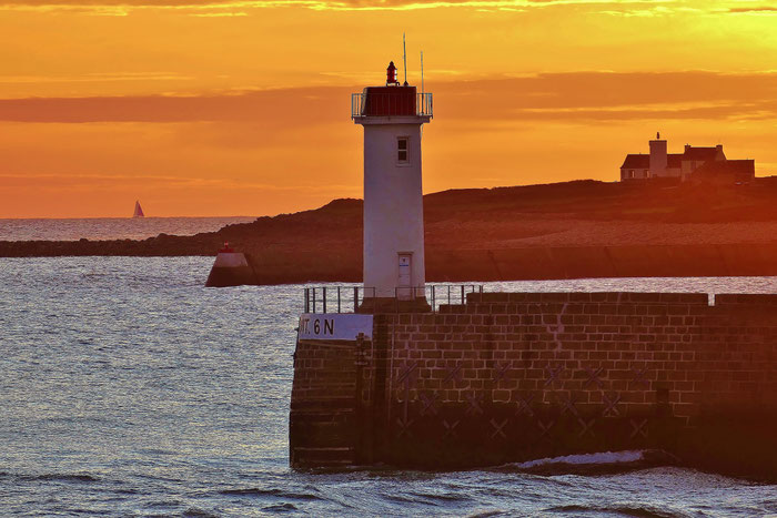 Audierne, Cap Sizun, Finistère, Abendsonne auf dem Leuchtturm Raoulic