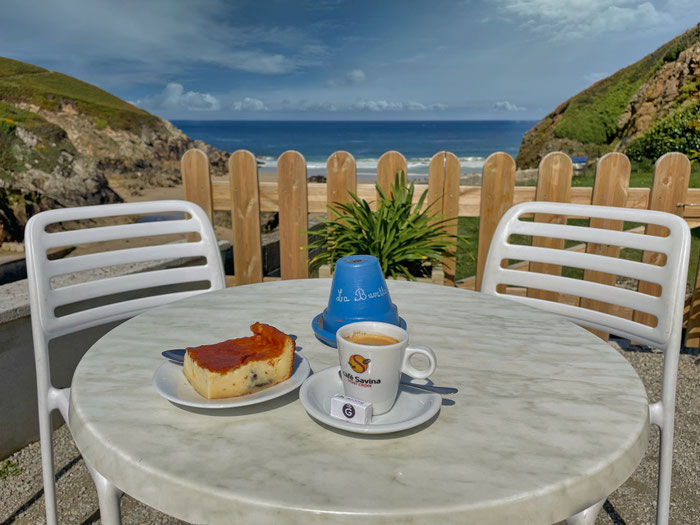 Die Buvette von Pors Théolen, Cap Sizun, Buvette, Café, Bar am Meer