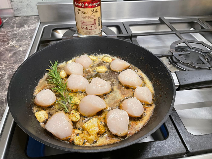 Mit Lambig flambierte Jakobsmuscheln, Ferienhausküche, Bretagne, Ker Armor und Tal Ar Mor, Plouhinec, Cap Sizun