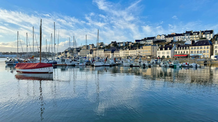 Audierne, Cap Sizun, Bucht von Audierne, Finistère, Bretagne, Panorama von Stadt und Hafen
