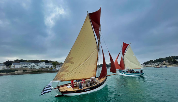 Audierne, Cap Sizun, Finistère, historische Segelschiffe im Hafen, Langustenfänger