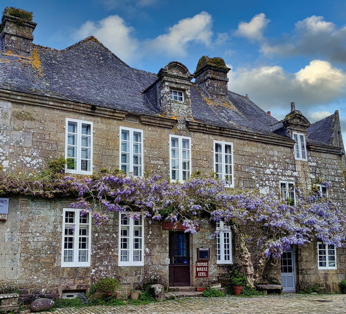 Locronan, altes Haus aus Granit, mittelalterliches Städtchen, Ausflug von Plouhinec
