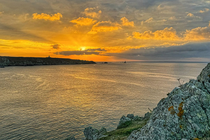 Die Pointe du Raz beim Sonnenuntergang, schnell zu erreichen von unseren Ferienhäusern in Plouhinec aus.