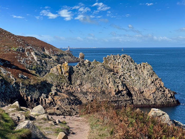 Wanderung zur Pointe du Raz auf dem GR34, Blick auf die Île de Sein und La Vieille