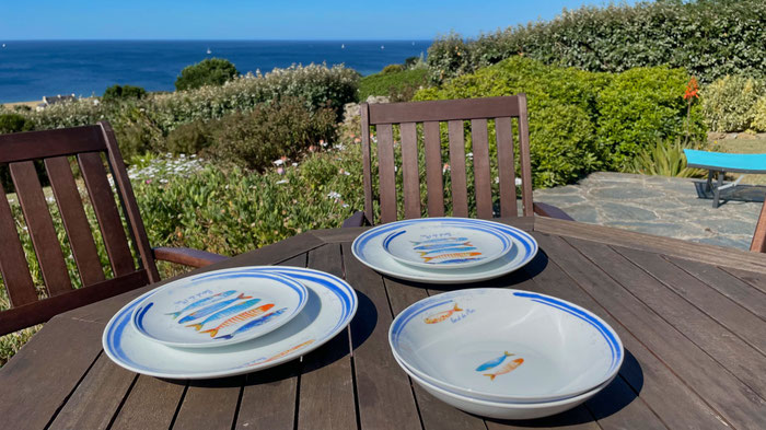 Mittagessen auf der sonnigen Terrasse von Ferienhaus Ker Armor mit Blick über die Bucht von Audierne.