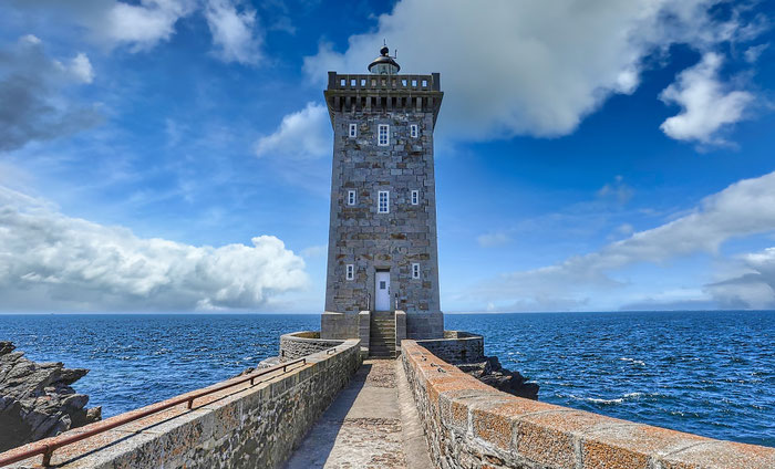 Viereckiger Granit-Leuchtturm Phare de Kermorvan auf der Halbinsel bei Le Conquet, West-Bretagne.