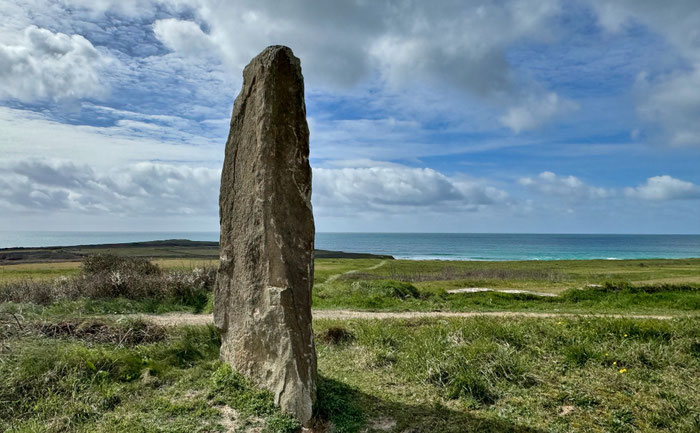 Audierne Esquibien, Trez Goarem, Wandern am Meer, Cap Sizun, Bucht von Audierne, GR34, Menhir 