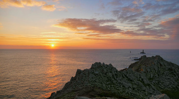 Sonnenuntergang an der Pointe du Raz, Cap Sizun, Finistère, Bretagne