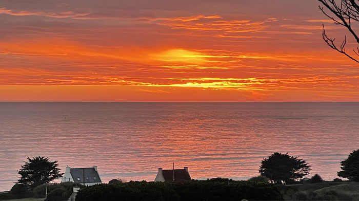 Sonnenuntergang über dem Atlantik – beobachtet vom Ferienhaus Ker Armor in Plouhinec.