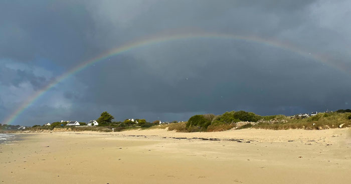 Strand von Mesperleuc, Regenbogen, bretonisches Wetter, vier Wetter an einem Tag
