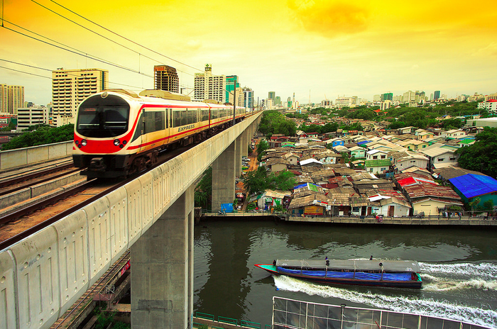 Bangkok's Sky Train separating the city slums from the skyscrapers (Urban Landscape, Hansa Tangmanpoowadol, Flickr, 2012)