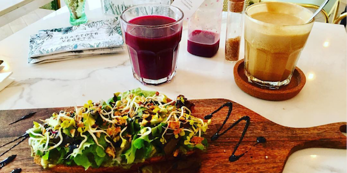 avocado toast breakfast at abattoir végétal paris