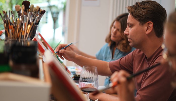 Romantische en vrolijke kunstwerken gemaakt tijdens een creatieve date activiteit in Breda, een schilderworkshop.