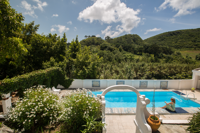 Entspannung am Pool beim Yoga & Surf Retreat bei Buddha Retreats in Portugal