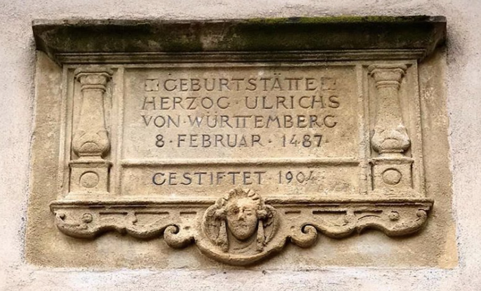 Pierre commémorant la naissance de Ulrich de Wurtemberg à Riquewihr, le 8 Février 1487. Elle se situe sur la tourelle d'escalier du Château des Wurtemberg à Riquewihr et a été posée en 1904.